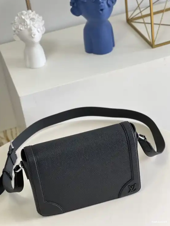 NEW FLAP MESSENGER VUITTON LOUIS 0408